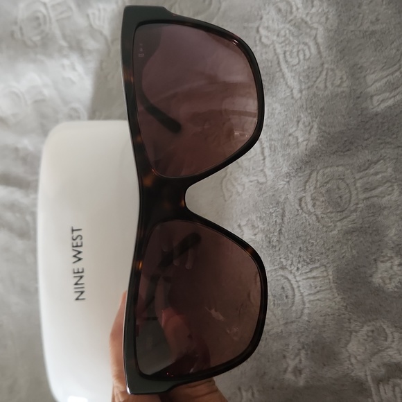 Nine West Unisex Sunglasses brown with hard case - Picture 6 of 9